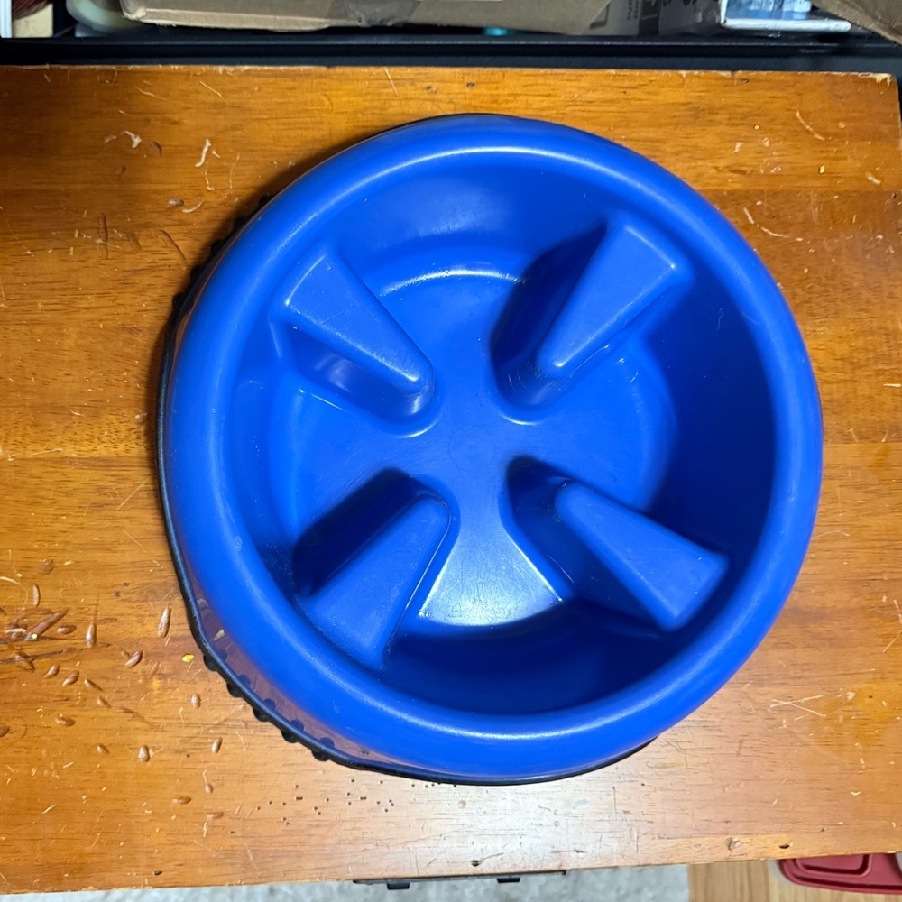2 - 9” JW Pet Company
SkidStop Slow Feed Dog Bowls.SKID RESISTANT ,Like New!